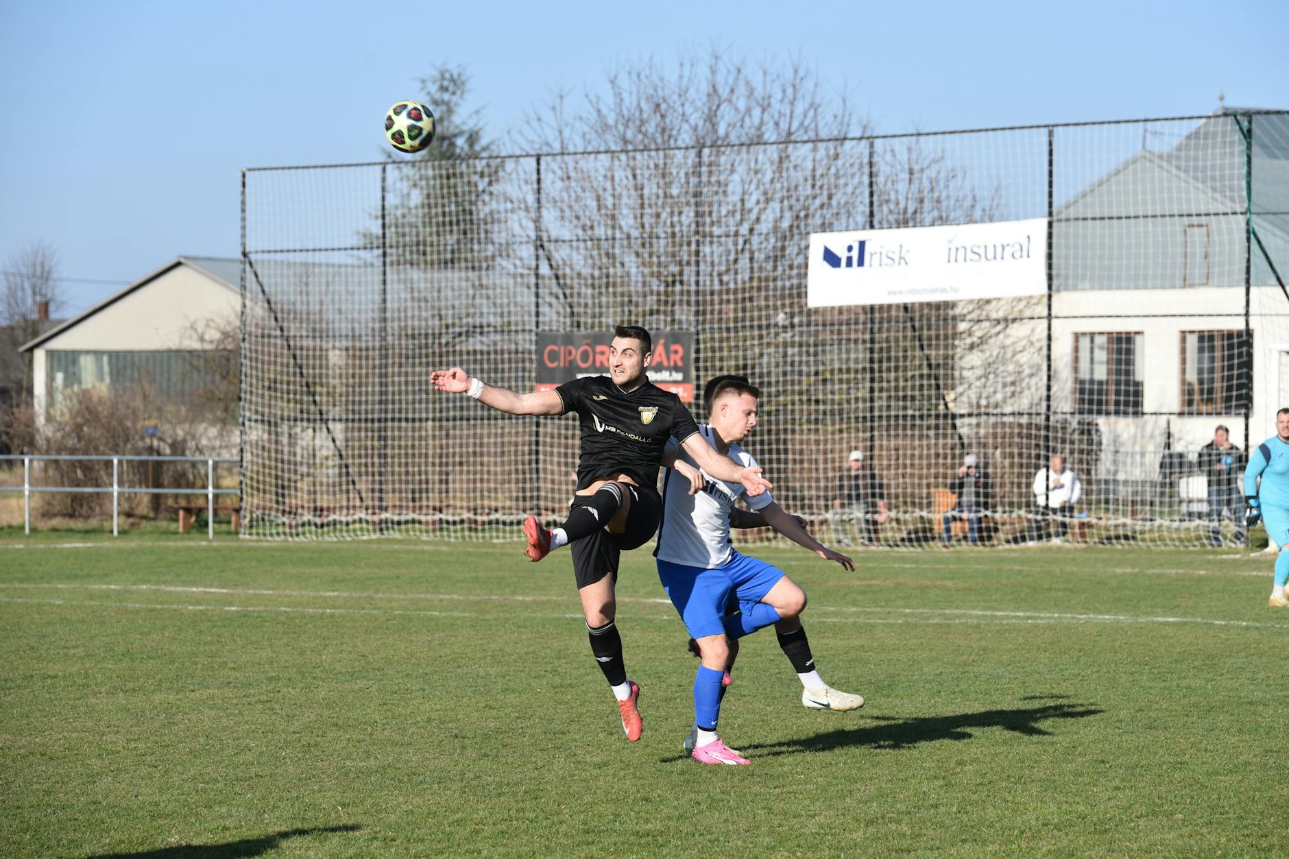 Ilustracja przedstawiająca emocje sportowe w Krośnie, z logotypami drużyn Cellfast Wilki Krosno i Miasto Szkło Krosno.